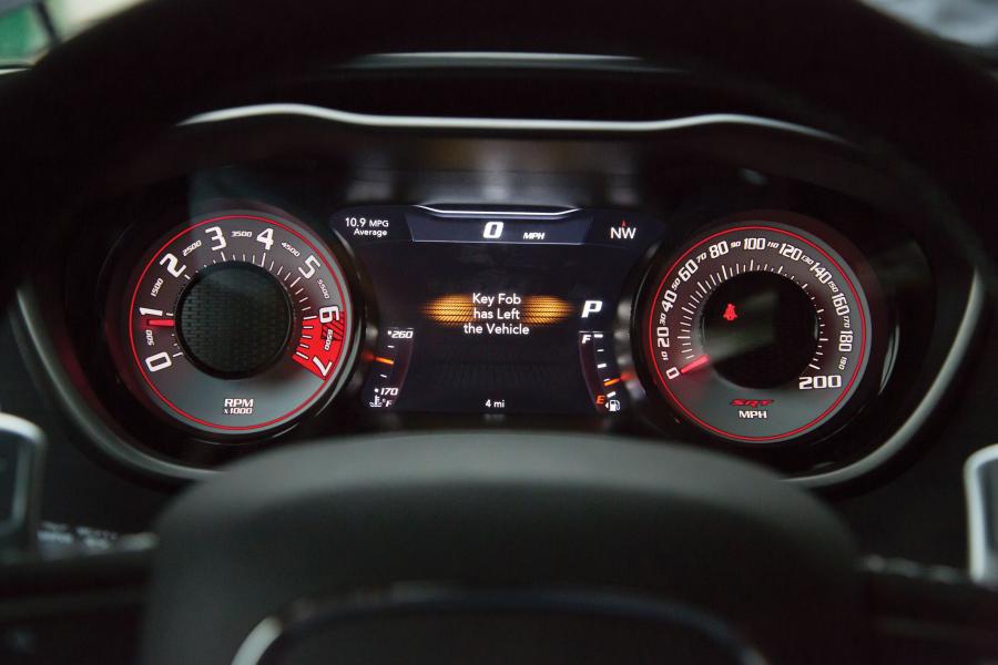 Панель приборов Dodge Challenger SRT Demon (0589) 2018 года  (фото 8 из 36)